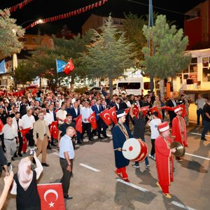 955. Yıl Anadolu'nun Fethi Malazgirt 1071 Ahlat Anma Programı" kapsamında Ahlat'ta  "Fener Alayı ve Bayrak Yürüyüşü - fotoğraf 6