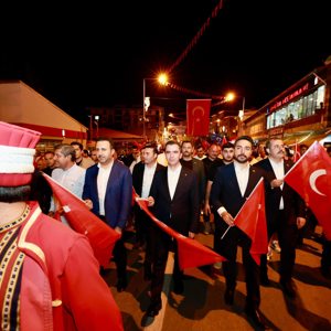 955. Yıl Anadolu'nun Fethi Malazgirt 1071 Ahlat Anma Programı" kapsamında Ahlat'ta  "Fener Alayı ve Bayrak Yürüyüşü - fotoğraf 1