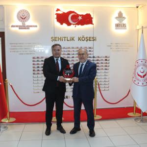 15 Temmuz Derneği Genel Başkanı Sayın İsmail Hakkı Turunç, beraberindeki heyet ile birlikte İl Müdürümüz Vefa Akdoğan'ı ziyaret etti - fotoğraf 2