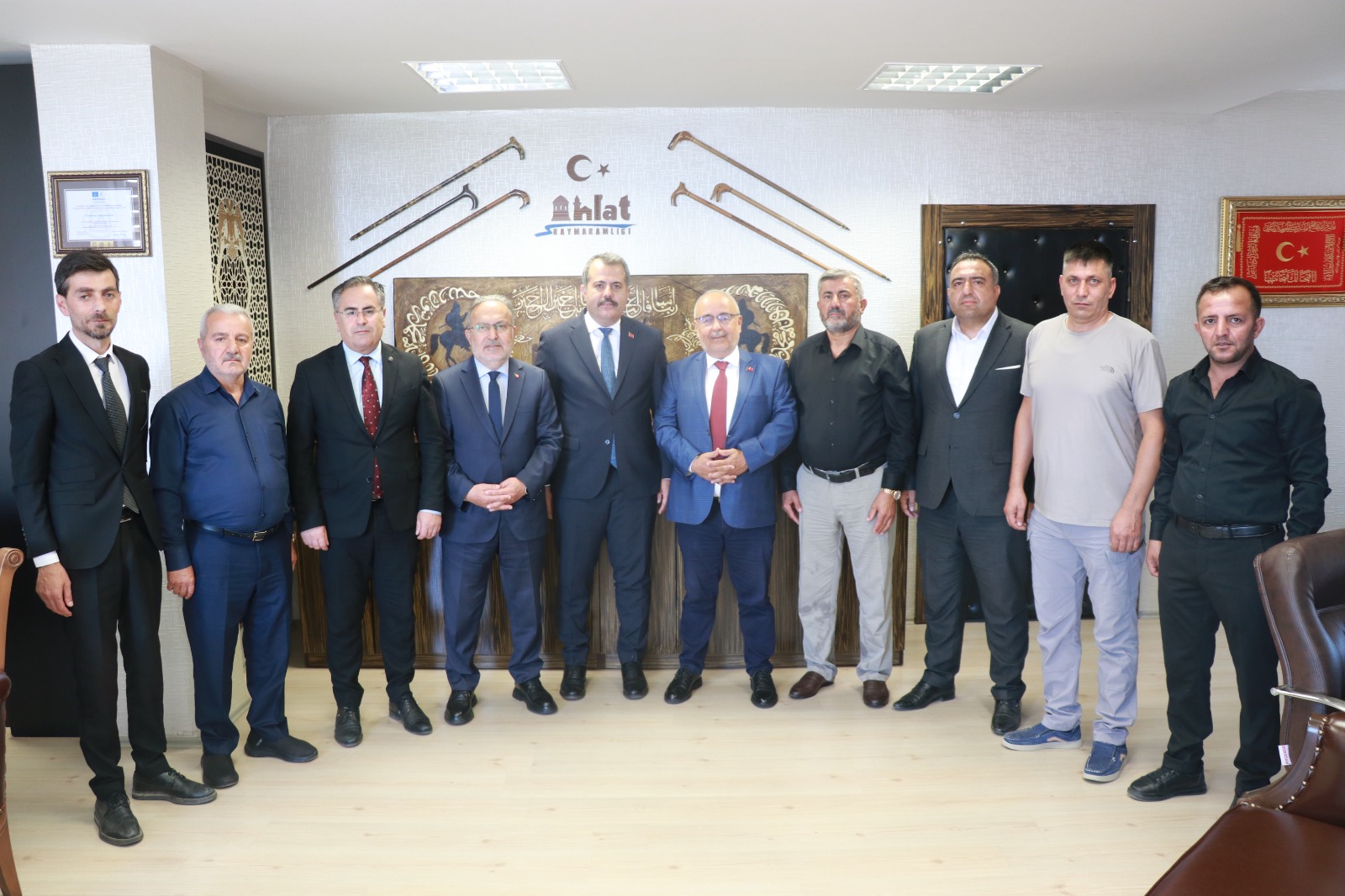  İl Müdürümüz Vefa Akdoğan, 15 Temmuz Derneği Genel Başkanı Sayın İsmail Hakkı Turunç ve beraberindeki heyet ile birlikte Ahlat Kaymakamımız Sayın Özgür Kaya'yı makamında ziyaret etti