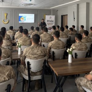Batman Modeli Sason’da Jandarma Personeliyle Buluştu  - fotoğraf 1