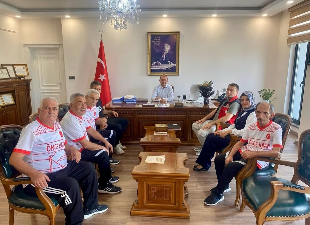 Eylül ayında Çanakkale’de düzenlenecek Türkiye Şampiyonası’na grup birincisi olarak katılmaya hak kazanan Kadirli Huzurevi bocce takımı, Kadirli Kaymakamı Erdinç Dolu’yu ziyaret etti.