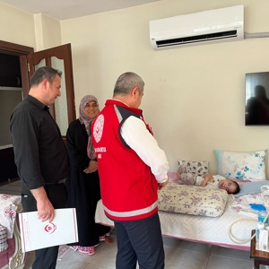 İl Müdürümüz Sayın Naci Yılmaz, Evde Bakım Yardımı’ndan yararlanan Berfin Gök ve ailesini hanelerinde ziyaret etti - fotoğraf 2