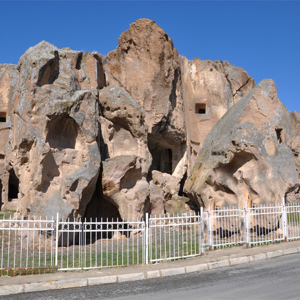 Gümüşler Manastırı - fotoğraf 1