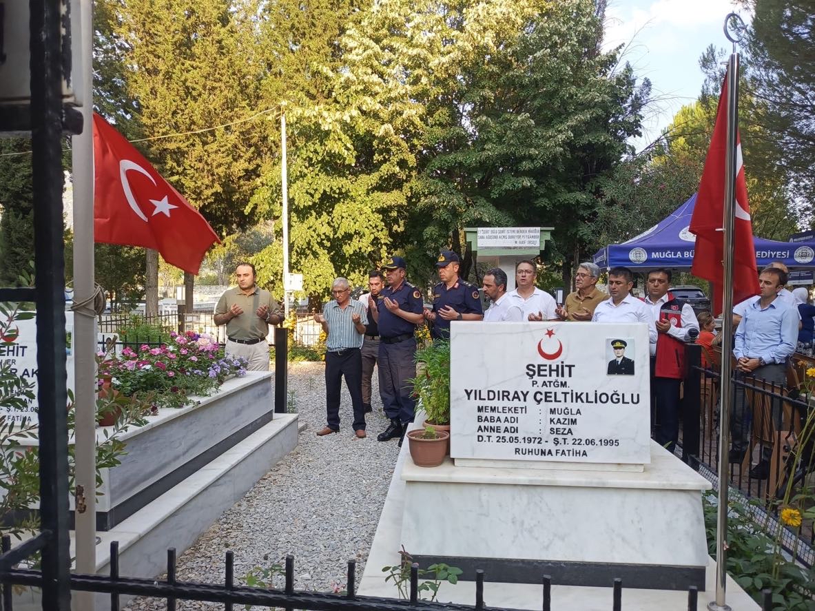 İl Müdürümüz Mahmut SELÇUK, 23 Ağustos 2009 tarihinde Bitlis’te şehit olan Jandarma Er Muzaffer AKKUŞ’un şehadetinin 17. sene-i devriyesi dolayısıyla şehitlikte düzenlenen anma programına katıldı