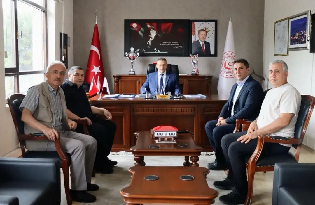 Şehit Aileleri Sosyal Yardımlaşma ve Dayanışma Derneğinden İl Müdürümüz Sami Çift’e Hayırlı Olsun Ziyareti