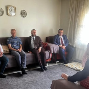 İl Müdürümüz Sayın Alper Alp, Sosyal Hizmet Modelimizden faydalanan Kadim Kaan Aynalı’yı ziyaret etti.  - fotoğraf 1