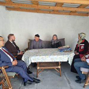 İl Müdürümüz Sayın Alper Alp, yaşayan tarihimiz, kahraman Kıbrıs Gazimiz Ahmet Batur’u ziyaret etti. - fotoğraf 1