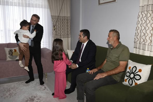 Vali Yardımcımız Sayın Hasan Çimer ve İl Müdürümüz Sayın Alper Alp, kahraman gazimiz Abdullah Eğilmez’i evinde ziyaret etti.