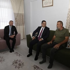 Vali Yardımcımız Sayın Hasan Çimer ve İl Müdürümüz Sayın Alper Alp, kahraman gazimiz Abdullah Eğilmez’i evinde ziyaret etti. - fotoğraf 3