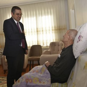 Vali Yardımcımız Sayın Hasan Çimer ve İl Müdürümüz Sayın Alper Alp, Kıbrıs Barış Harekâtı’nın kahraman tanıklarından Kıbrıs Gazimiz Mustafa Öztürk’ü evinde ziyaret etti. - fotoğraf 4