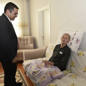 Vali Yardımcımız Sayın Hasan Çimer ve İl Müdürümüz Sayın Alper Alp, Kıbrıs Barış Harekâtı’nın kahraman tanıklarından Kıbrıs Gazimiz Mustafa Öztürk’ü evinde ziyaret etti. - fotoğraf 1