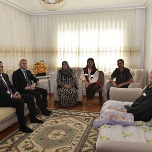 Vali Yardımcımız Sayın Hasan Çimer ve İl Müdürümüz Sayın Alper Alp, Kıbrıs Barış Harekâtı’nın kahraman tanıklarından Kıbrıs Gazimiz Mustafa Öztürk’ü evinde ziyaret etti. - fotoğraf 2