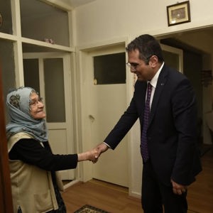 Vali Yardımcımız Sayın Hasan Çimer ve İl Müdürümüz Sayın Alper Alp, 2001 yılında Edirne’de şehit düşen kahraman polisimiz Nuri Tanışman’ın değerli annesi Dürrüsaf Tanışman’ı evinde ziyaret etti.  - fotoğraf 1