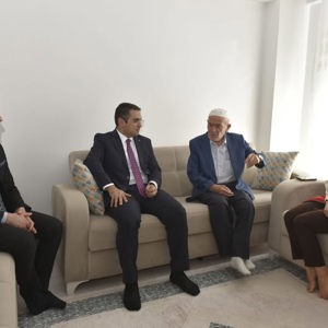 Vali Yardımcımız Sayın Hasan Çimer ve İl Müdürümüz Sayın Alper Alp, Şehit polisimiz Tevfik Fikret Erciyas’ın kıymetli babası Azmi Erciyas’ı evinde ziyaret etti.  - fotoğraf 1