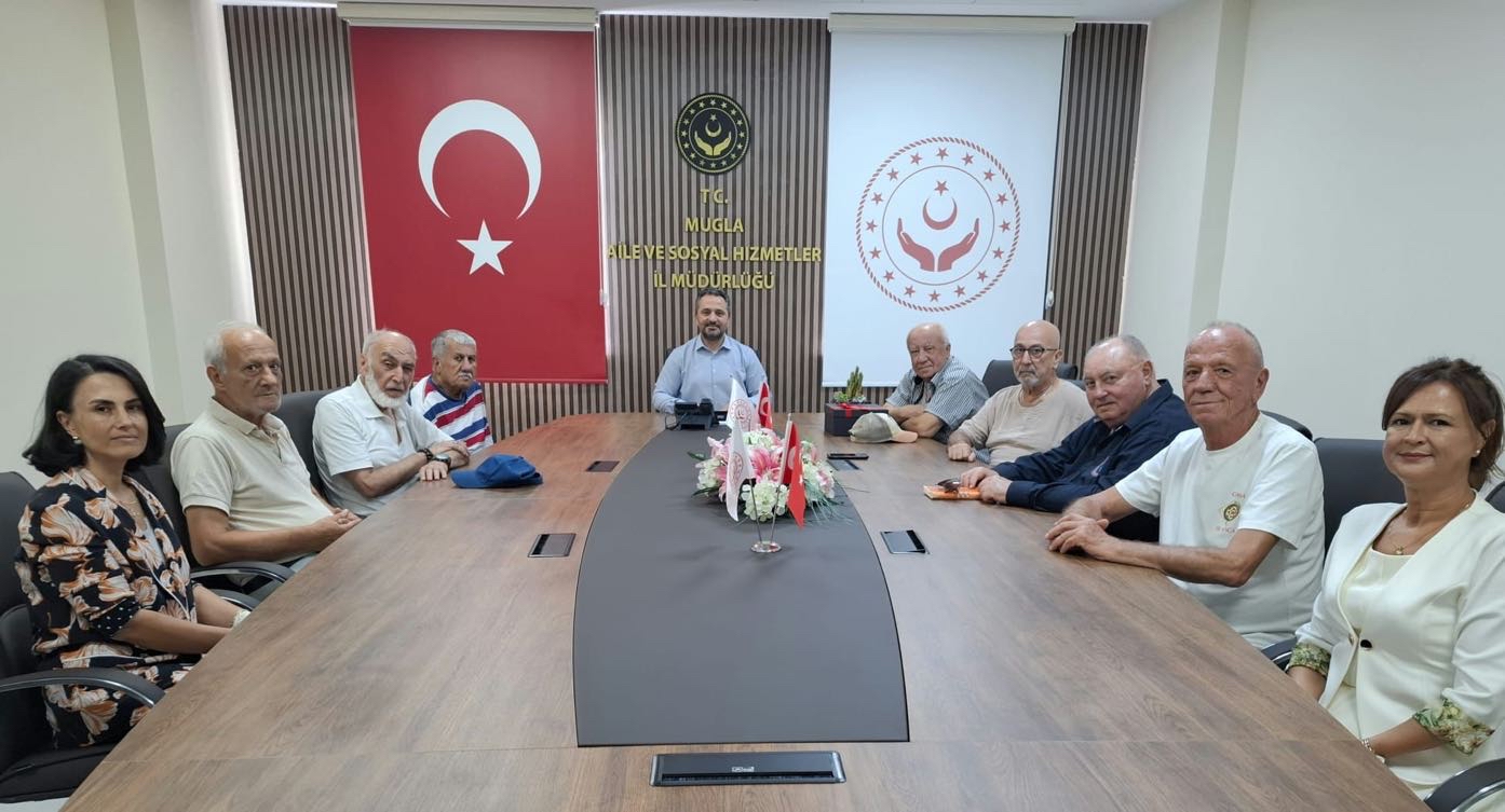 Fethiye Huzurevi Müdürü Sevim SERİNGEN ve huzurevinde kalan yaşlılarımız, İl Müdürümüz Mahmut SELÇUK’u makamında ziyaret etti.