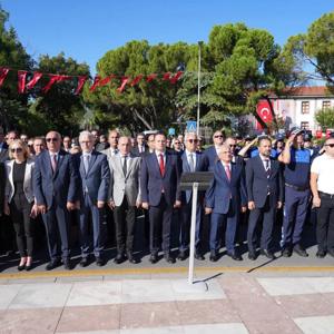30 Ağustos Zafer Bayramı’mızın 104. yıl dönümü dolayısıyla, Valimiz Sayın Dr. İdris AKBIYIK, İl Müdürümüz Mahmut SELÇUK ve il protokolünün katılımıyla Cumhuriyet Meydanı’nda bulunan Atatürk Anıtı’nda Çelenk Sunma Töreni gerçekleştirildi.  - fotoğraf 2