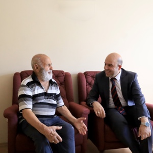İl Müdürümüz Sayın Abdulhalim Ünalan ve çalışma arkadaşlarımızla birlikte, 92 yaşındaki Tevhid Yılmaz Amcamızı evinde ziyaret ederek ellerini öptük ve hayata dair sohbetler gerçekleştirdik. - fotoğraf 4