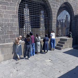 Yaz Tatilinin Son Günlerinde Devlet Himayesindeki Çocuklarımızla Birlikte Diyarbakır, Mardin, Van, Bitlis Ve Erzurum’un Tarihi, Kültürel Ve Doğal Güzelliklerini Keşfettik. - fotoğraf 5