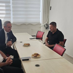 İl Müdürümüz Sayın Ömer Faruk ERGÜN, aziz şehitlerimiz;  Hasan KARAGÜLLE, Adem KELEŞ, Ahmet ÖZGÜN ve Hakan ORMANCI’nın  Darende ilçemizde ikamet eden kıymetli yakınlarını ziyaret etti. - fotoğraf 2