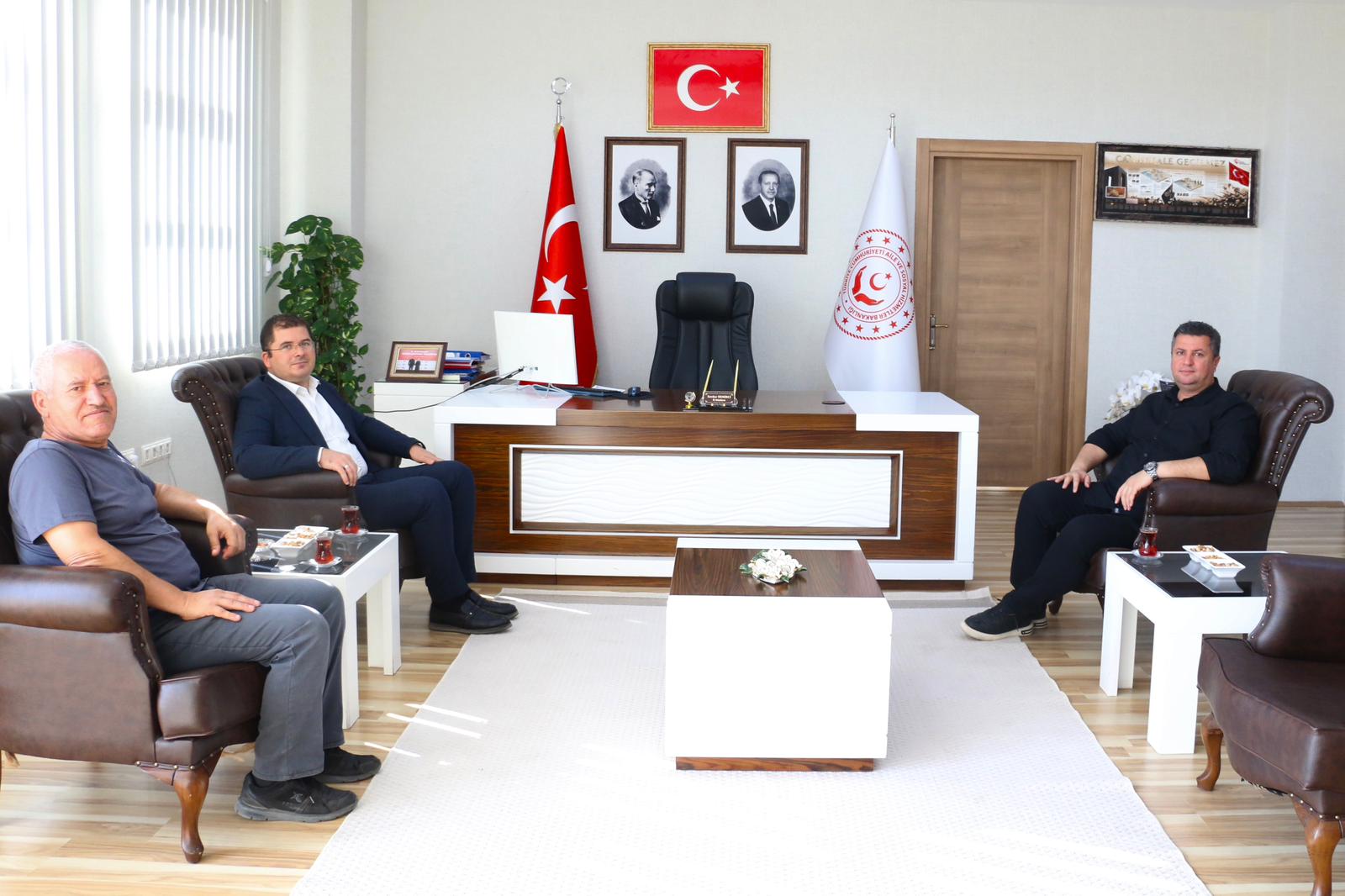 Sinop’un Boyabat ilçesine ataması gerçekleştirilen Vali Yardımcımız Sayın Ömer Özbay ile Başöğretmen Sayın Fehmi Baz,  İl Müdürümüz Sayın Serdar Demirci’yi ziyaret etti.