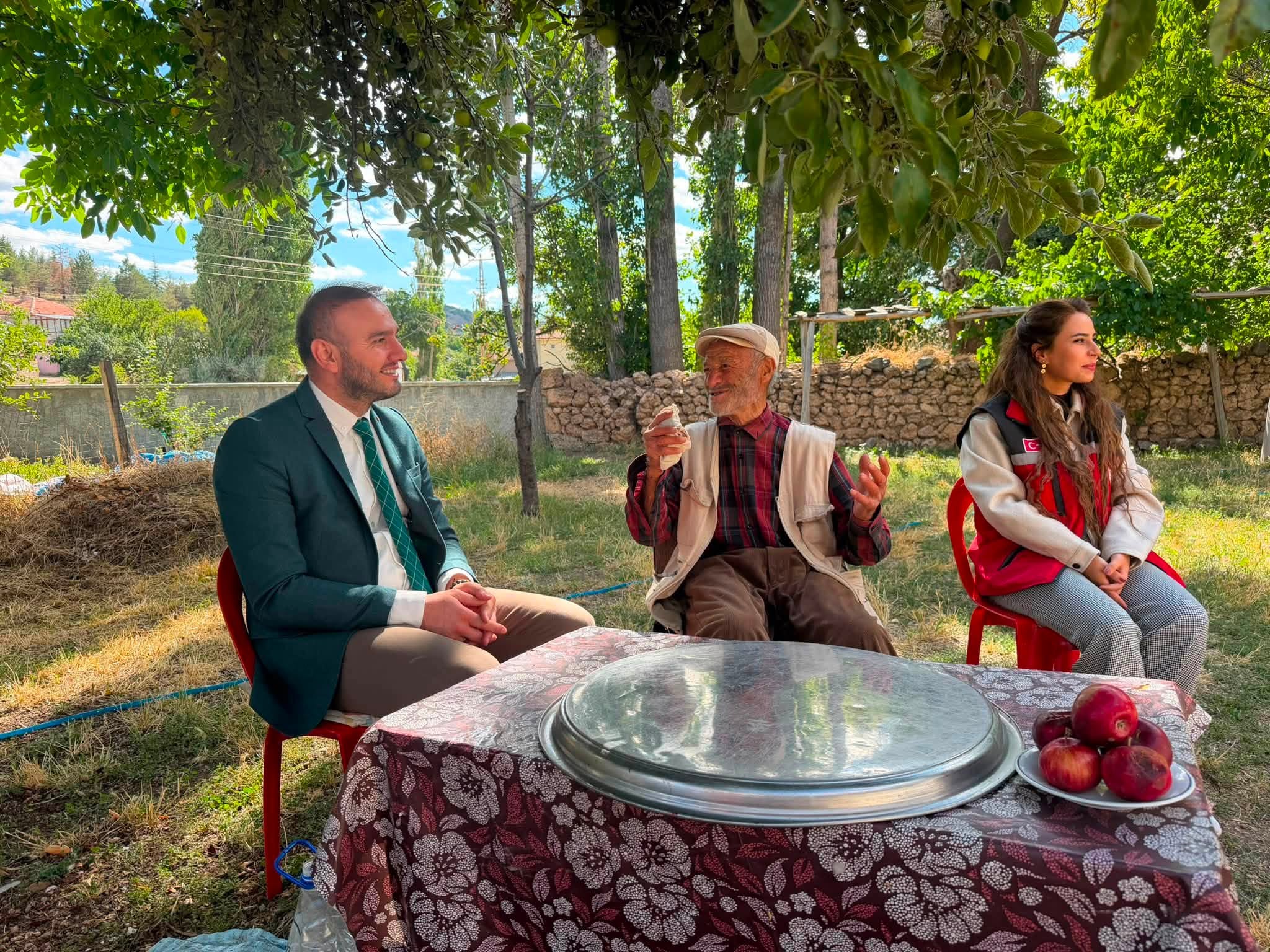 İl Müdürümüz Alper Alp, 1991 yılında Bitlis’te aziz vatanımızın bölünmez bütünlüğü uğruna şehit düşen Kahraman Jandarma Er Yüksel Demir’in kıymetli emanetleri; saygıdeğer annemiz Nazife Hanım ve babamız Durak Bey’i evlerinde ziyaret etti.