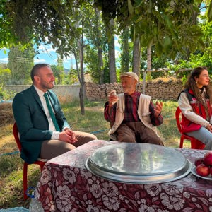 İl Müdürümüz Alper Alp, 1991 yılında Bitlis’te aziz vatanımızın bölünmez bütünlüğü uğruna şehit düşen Kahraman Jandarma Er Yüksel Demir’in kıymetli emanetleri; saygıdeğer annemiz Nazife Hanım ve babamız Durak Bey’i evlerinde ziyaret etti. - fotoğraf 1