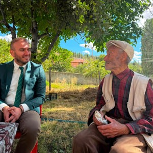 İl Müdürümüz Alper Alp, 1991 yılında Bitlis’te aziz vatanımızın bölünmez bütünlüğü uğruna şehit düşen Kahraman Jandarma Er Yüksel Demir’in kıymetli emanetleri; saygıdeğer annemiz Nazife Hanım ve babamız Durak Bey’i evlerinde ziyaret etti. - fotoğraf 2
