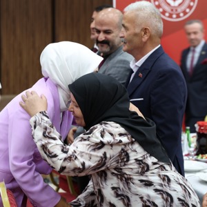 Bakanımız Mahinur Özdemir Göktaş, Hakkari’de şehit aileleri ve gazilerle vefa buluşmasında bir araya geldi - fotoğraf 2