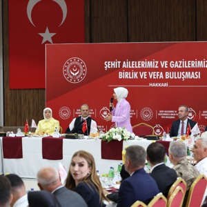 Bakanımız Mahinur Özdemir Göktaş, Hakkari’de şehit aileleri ve gazilerle vefa buluşmasında bir araya geldi - fotoğraf 9