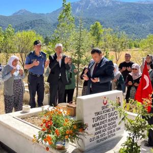 Aziz Şehidimiz Turgut SAVCI ‘nın Şehadetinin Sene-i Devriyesinde Gölhisar İlçemizde Kabri Başında Dualarla Yâd Edildi. - fotoğraf 3