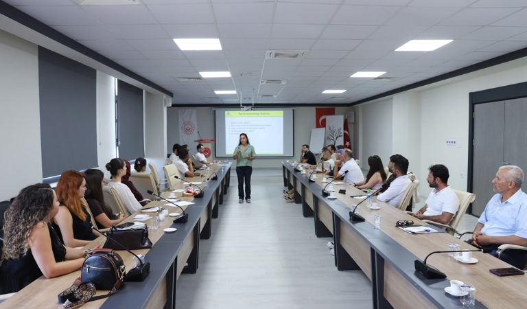 Aile ve Sosyal Hizmetler İl Müdürlüğü personeline yönelik “Bağımlılığı Anlamak ve Bağımlılara Yönelik Kısa Müdahale Programı Eğitimi” gerçekleştirildi.