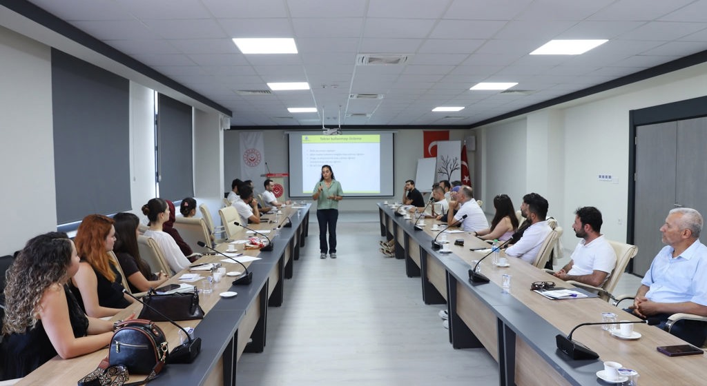 Aile ve Sosyal Hizmetler İl Müdürlüğü personeline yönelik “Bağımlılığı Anlamak ve Bağımlılara Yönelik Kısa Müdahale Programı Eğitimi” gerçekleştirildi.