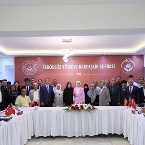 Bakanımız Göktaş, Van'da "Terörsüz Türkiye Kardeşlik Sofrası"nda konuştu: - fotoğraf 5