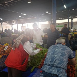 Kadına Yönelik Şiddetle Mücadele kapsamında, Yerköy Sosyal Hizmet Merkezi Müdürlüğümüz tarafından Yerköy Pazar Yeri ziyaret edildi.  - fotoğraf 4