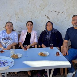 İl Müdürümüz Arzu Çıngır, Felahiye İlçesinde İkamet Eden Şehidimiz Bekir Erciyes’in Annesi Ayşe Erciyes’i Evinde Ziyaret Etti. - fotoğraf 1