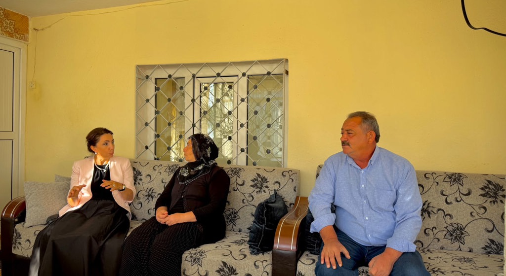 İl Müdürümüz Arzu Çıngır, Felahiye İlçesinde İkamet Eden Şehidimiz Bekir YEŞİLYURT’un Kıymetli Annesi Zayime YEŞİLYURT ve Babası Ali YEŞİLYURT’u Evlerinde Ziyaret Etti