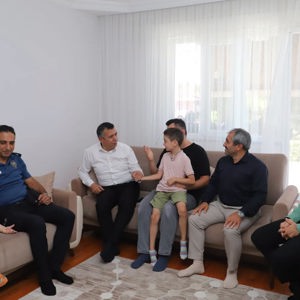 Demirci’de Şehit Yakını ve Gazi Aileleri Ziyaret Edildi - fotoğraf 3