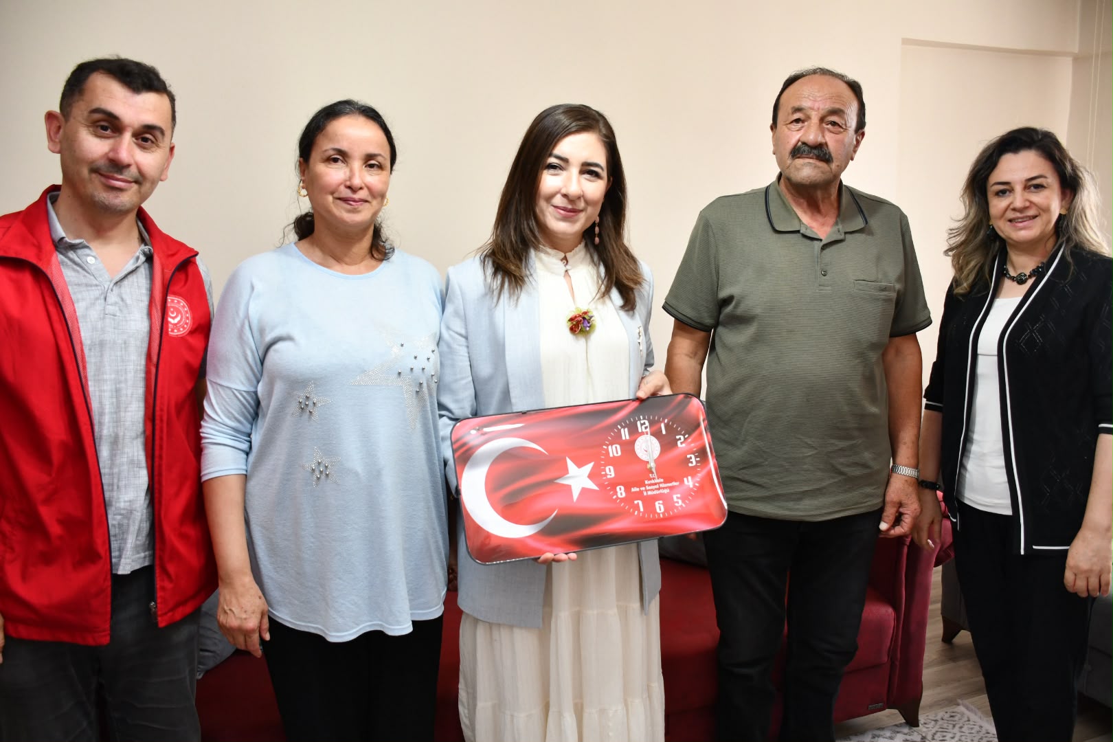 İl Müdürümüz Sayın Çiğdem AÇIKYILDIZ KAZEL, ilimizde ikamet eden kahraman Gazimiz Naci ÇELİKEL ve kıymetli ailesini ziyaret ederek Sayın Bakanımız Mahinur ÖZDEMİR GÖKTAŞ’ın selamlarını ilettiler.