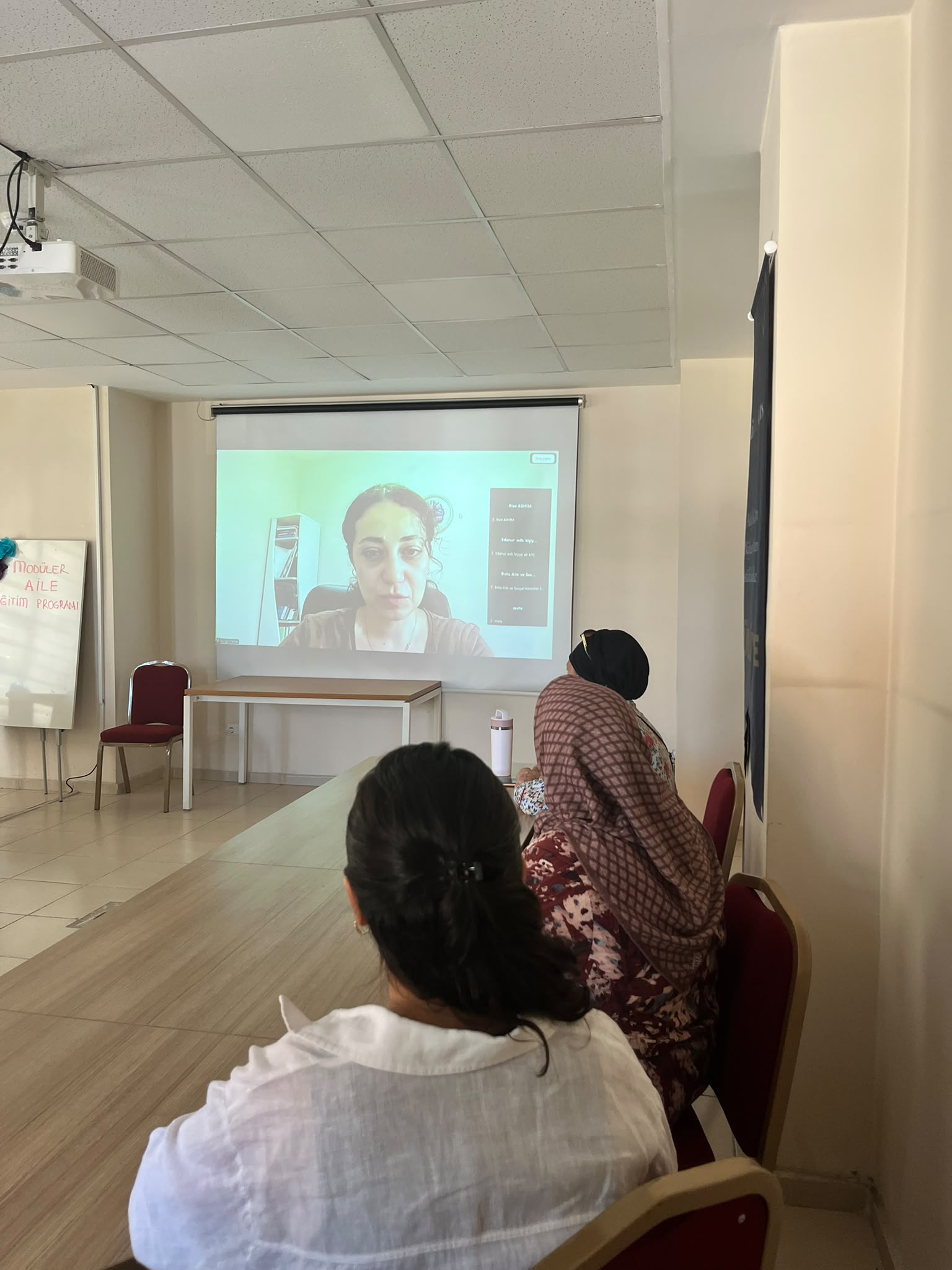 Çocuk Hizmetleri Genel Müdürlüğümüz tarafından çevrim içi Geçici Koruyucu Aile Eğitim Programı gerçekleştirildi.