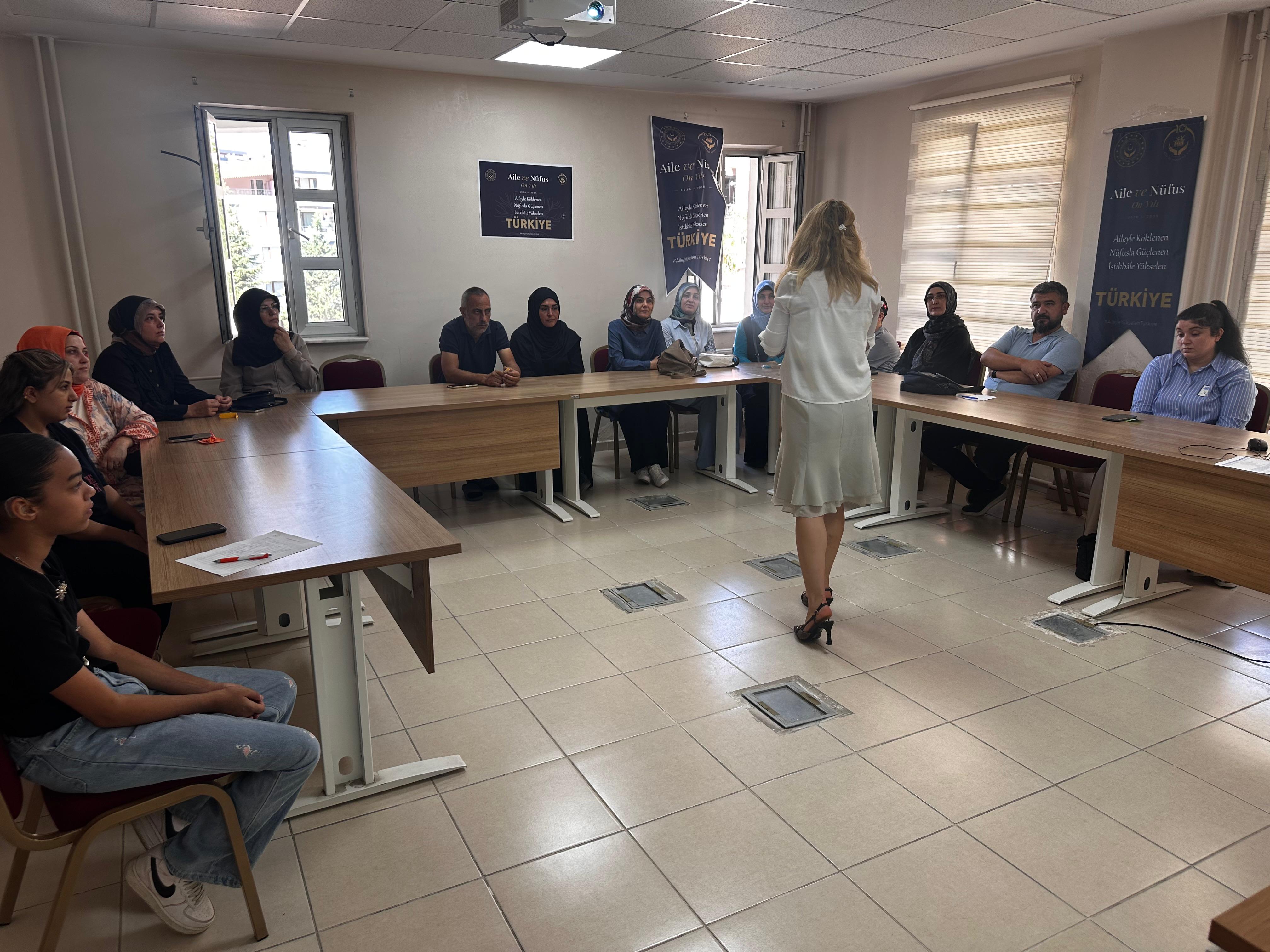 Müdürlüğümüz hizmet modellerinden yararlanan ailelerimize yönelik “Aile Yaşam Becerileri” konulu eğitim gerçekleştirildi.