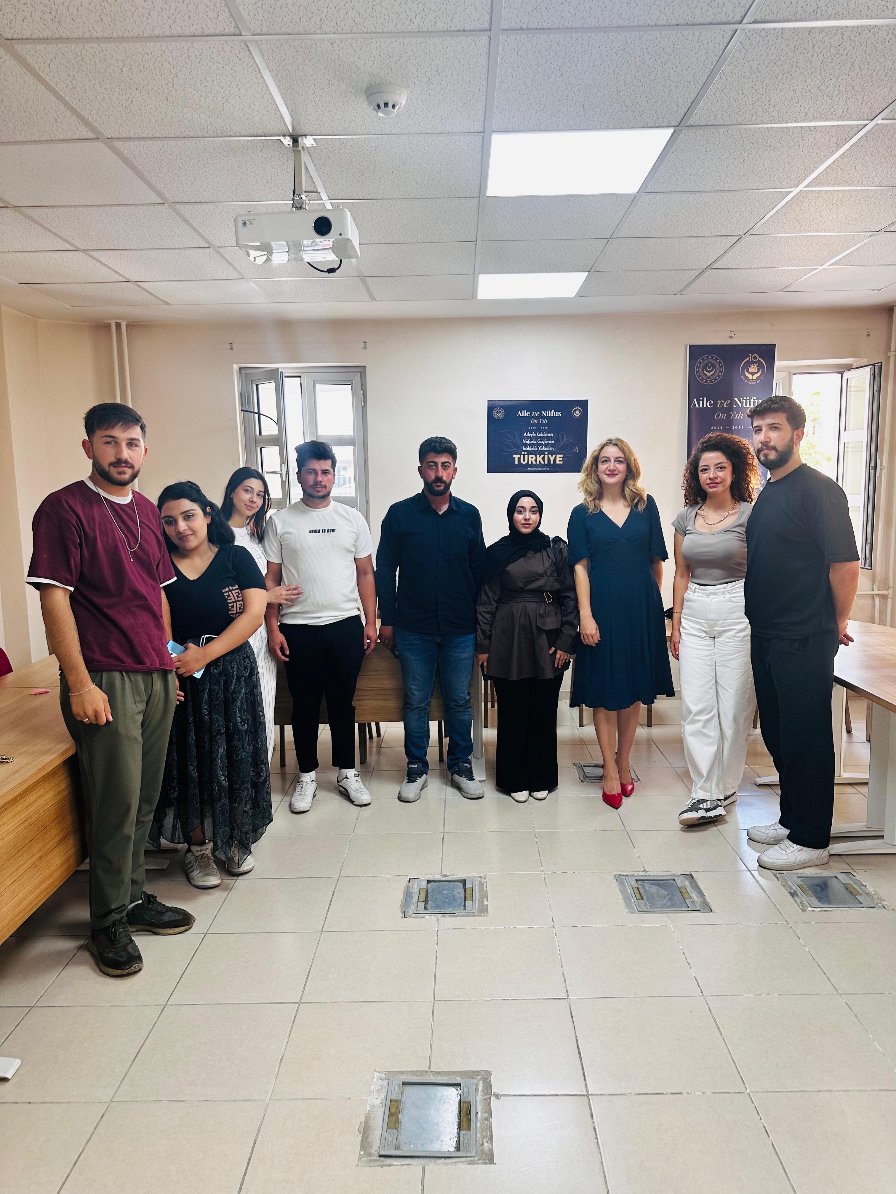 Bakanlığımız tarafından yürütülen “Evlenecek Gençlerin Desteklenmesi Projesi” kapsamında, projeden faydalanacak çiftlerimize yönelik evlilik öncesi eğitim programı gerçekleştirildi.
