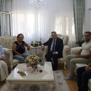 İl Müdürümüz Sami ÇİFT, şehit Polis Memuru Ercan HIRÇIN’ın kıymetli annesi Reyhan HIRÇIN’ı evinde ziyaret etti. - fotoğraf 1