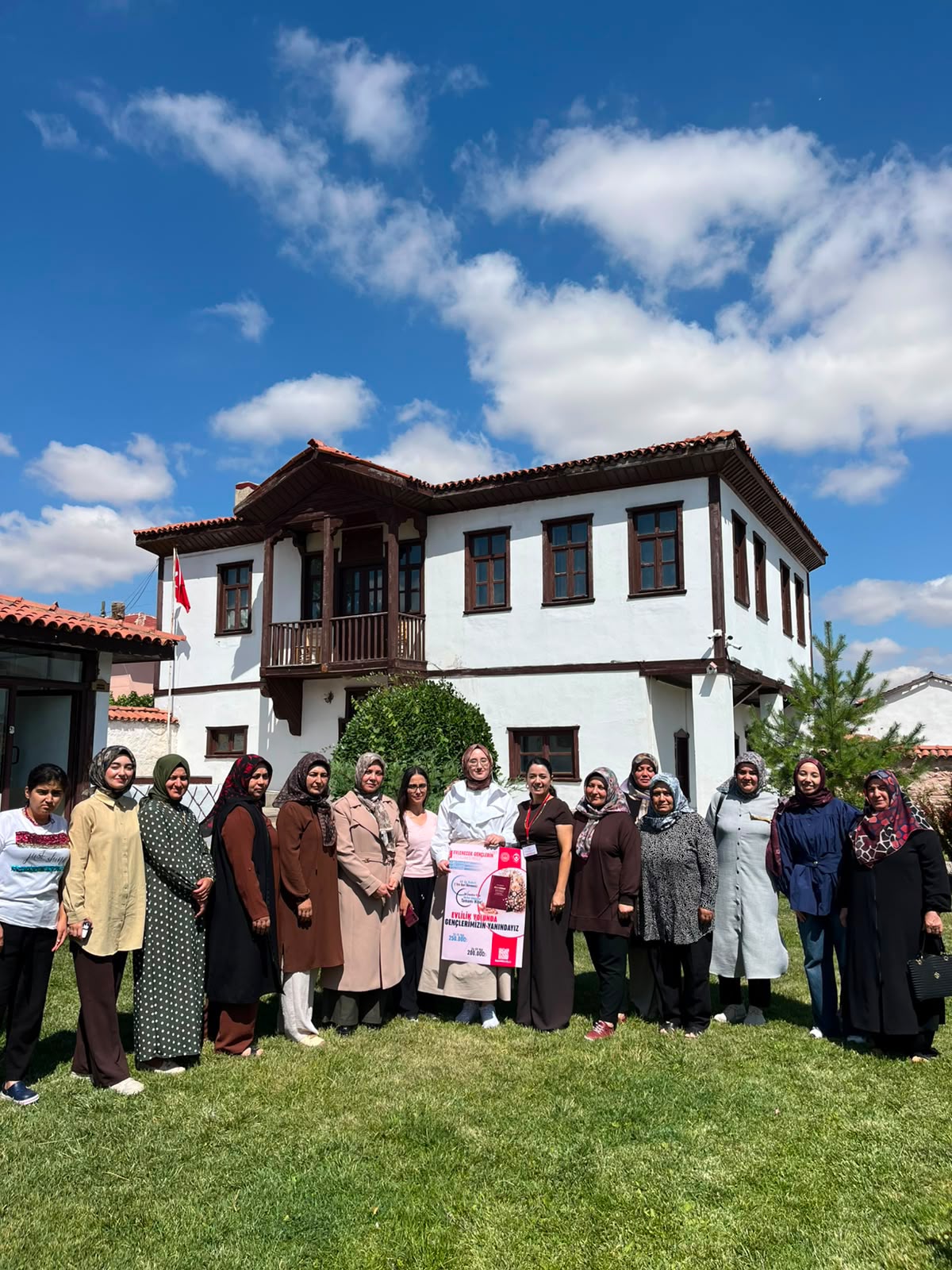 Koruyucu Aile ile Aile ve Toplum Hizmetleri birimlerinde görev yapan çalışma arkadaşlarımız, Keskin Sosyal Dayanışma Merkezinde kursiyerler ile bir araya geldi.