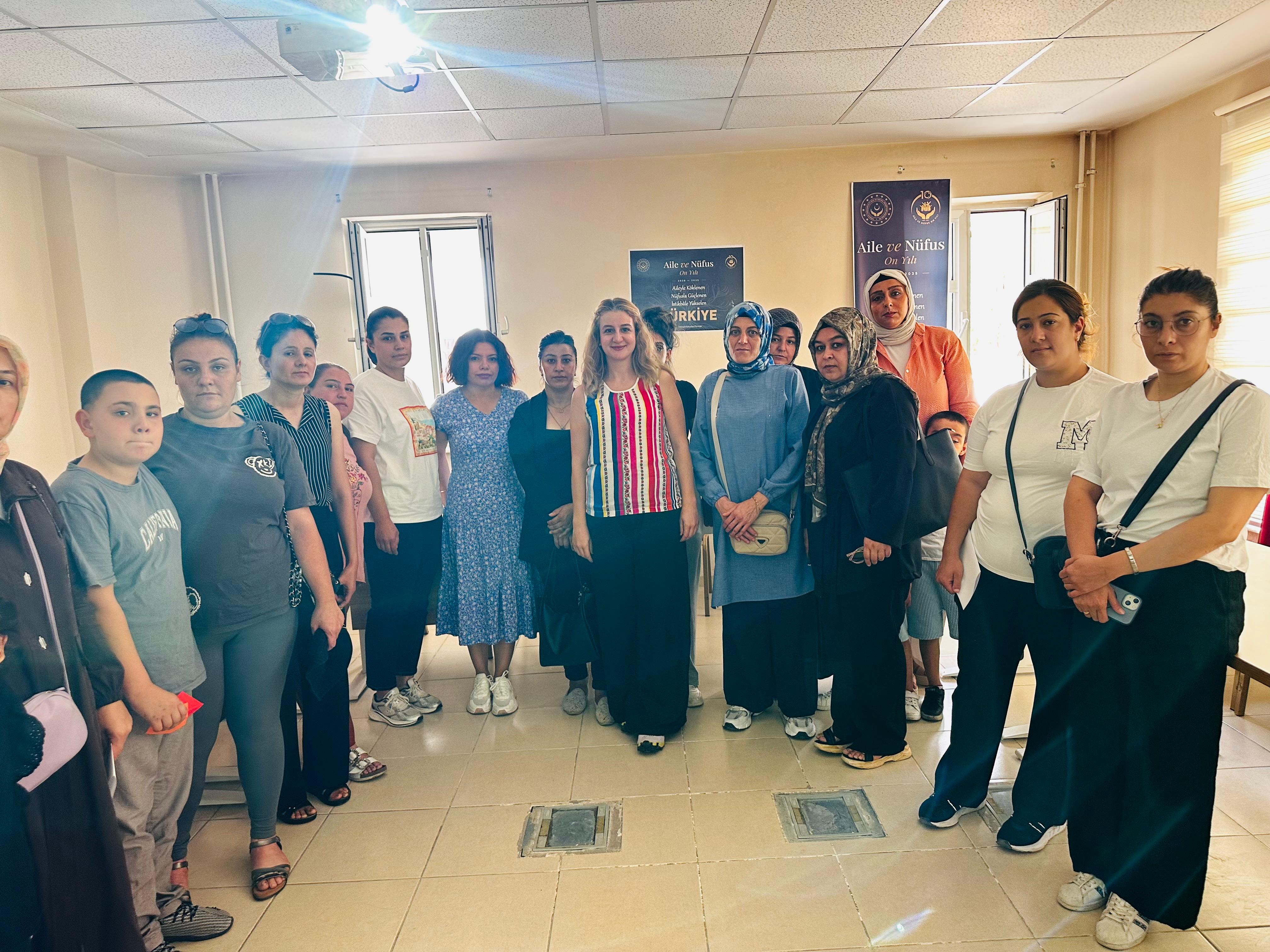 Müdürlüğümüz hizmet modellerinden yararlanan ailelere yönelik “Bilinçli Medya Kullanımı” konulu eğitim gerçekleştirildi.