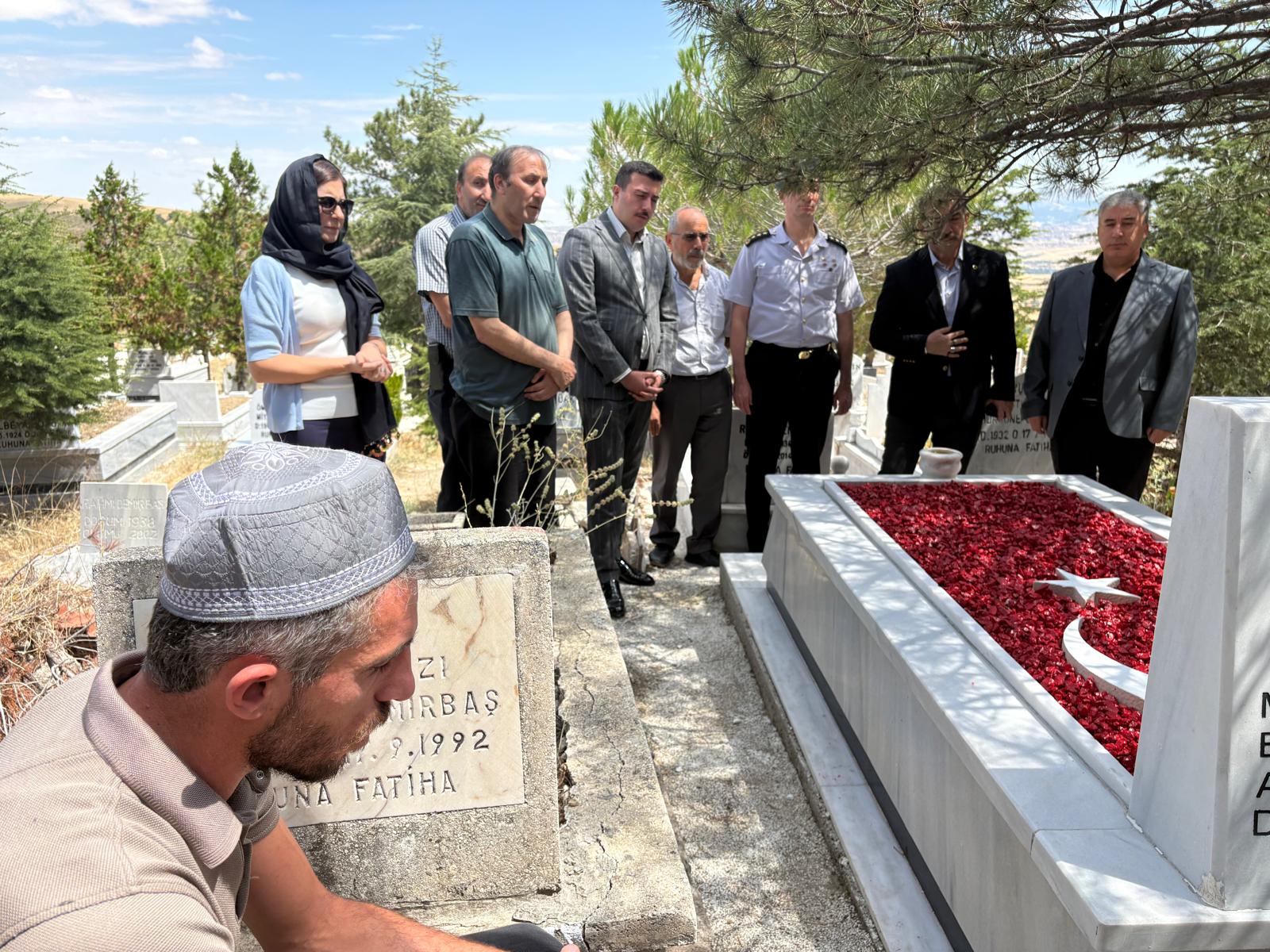 VVali Yardımcımız Sayın Emre KAZANASMAZ, il protokolü ve İl Müdürümüz Sayın Çiğdem AÇIKYILDIZ KAZEL, kahraman Şehidimiz P. Onb. Atilla DEMİRBAŞ’ın anma programına katılım sağlayarak kıymetli ailesi ile bir araya geldi.