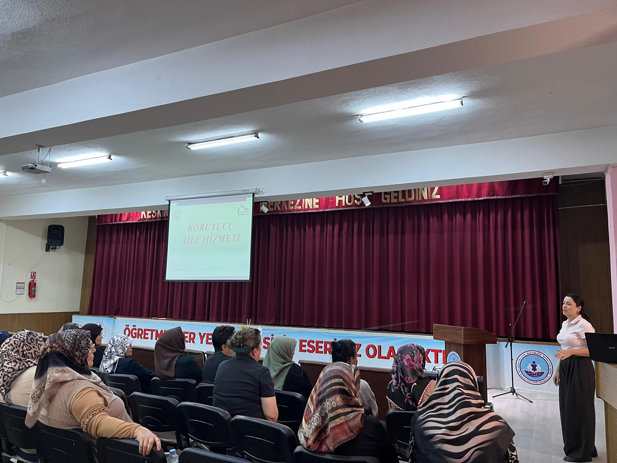 Koruyucu Aile Birimimizde görev yapan Sosyolog Fatmanur MERTAŞ tarafından Keskin Halk Eğitimi Merkezi Müdürlüğünde kursiyerlere yönelik koruyucu aile hizmet modeli tanıtımı gerçekleştirildi.
