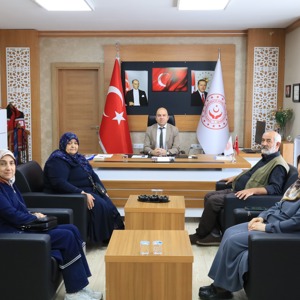 Kahraman şehitlerimizin bizlere emaneti olan kıymetli aileleri, İl Müdürümüz Sayın Abdulhalim Ünalan’ı makamında ziyaret ettiler. - fotoğraf 1