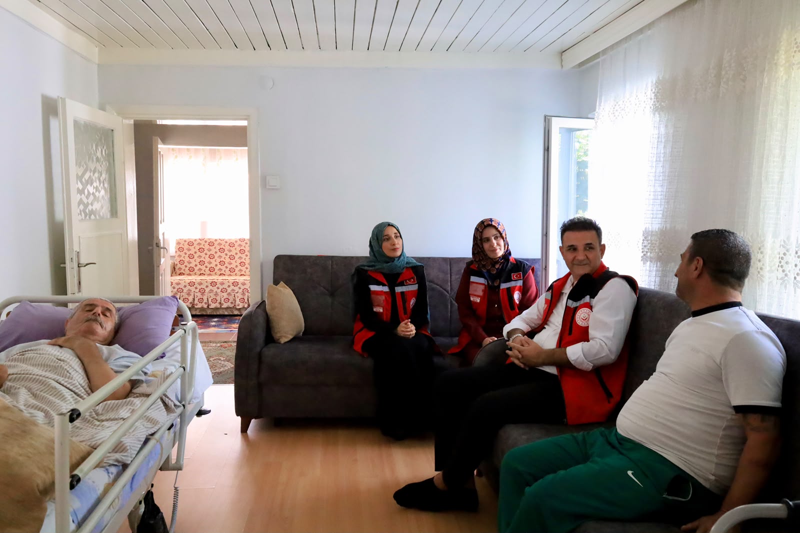 Sosyal Hizmet Merkezi Müdürümüz Sayın Taylan Kaya ve çalışma arkadaşlarımızla birlikte, Evde Bakım Hizmetinden yararlanan 82 yaşındaki Nuri Görmez Amcamızı evinde ziyaret ederek ellerini öptük ve hayata dair sohbetler gerçekleştirdik.