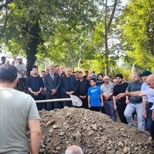 İl Müdürümüz Emre Çalğan Şehit Annesi Huriye Bekar’ın Cenaze Törenine Katıldı  - fotoğraf 3